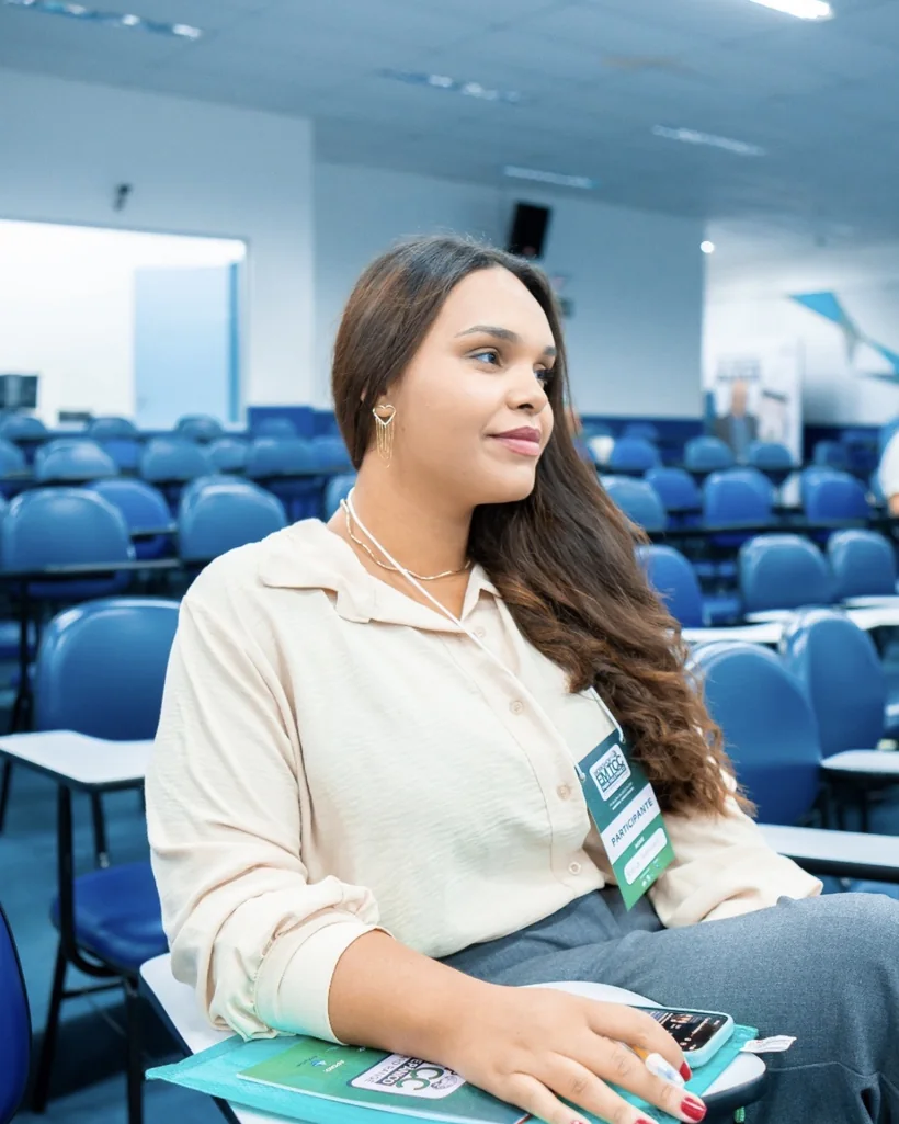 Jéssica Borowsky participando de um congresso de Terapia Cognitivo-Comportamental