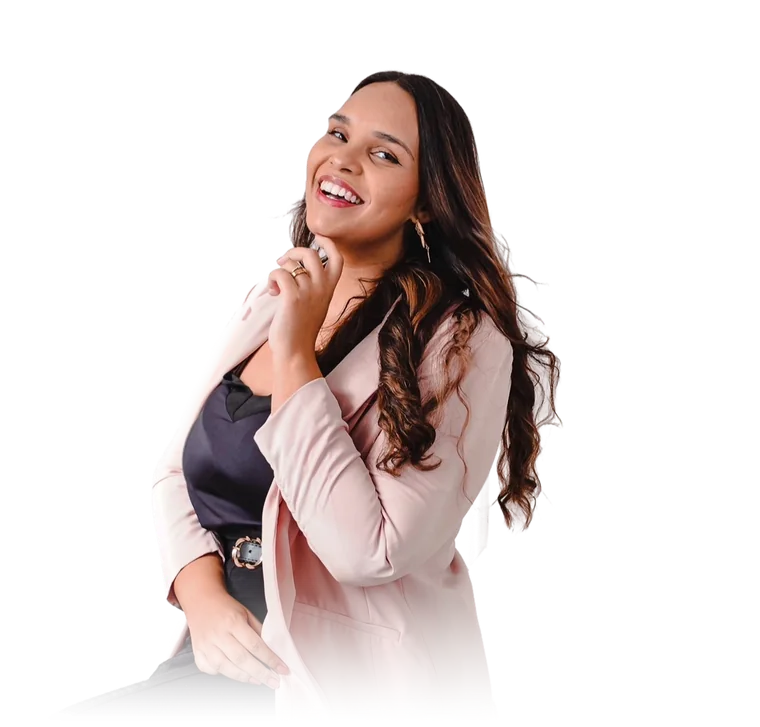 Jéssica Borowsky sorrindo, de blazer rosa
